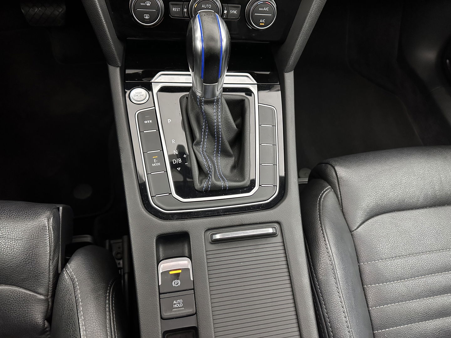 Volkswagen Passat Variant 1.4 TSI GTE Connected Series Plus Aut. *PANO | LEATHER | FULL-LED | CAMERA | NAVI-FULLMAP | ADAPTIVE-CRUISE | HEATED-ERGONOMIC-SPORTSEATS | KEYLESS | PDC | ECC | PRIVACYGLASS | AMBIENTLIGHT | KEYLESS | 18''ALU*