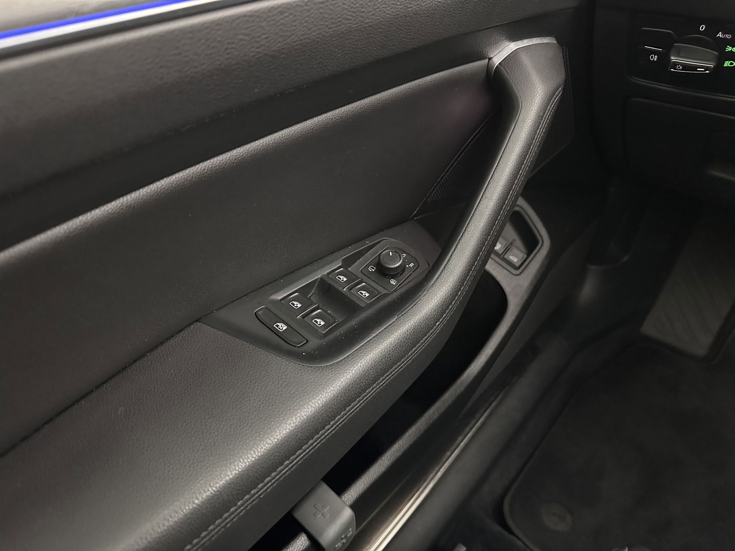 Volkswagen Passat Variant 1.4 TSI GTE Connected Series Plus Aut. *PANO | LEATHER | FULL-LED | CAMERA | NAVI-FULLMAP | ADAPTIVE-CRUISE | HEATED-ERGONOMIC-SPORTSEATS | KEYLESS | PDC | ECC | PRIVACYGLASS | AMBIENTLIGHT | KEYLESS | 18''ALU*