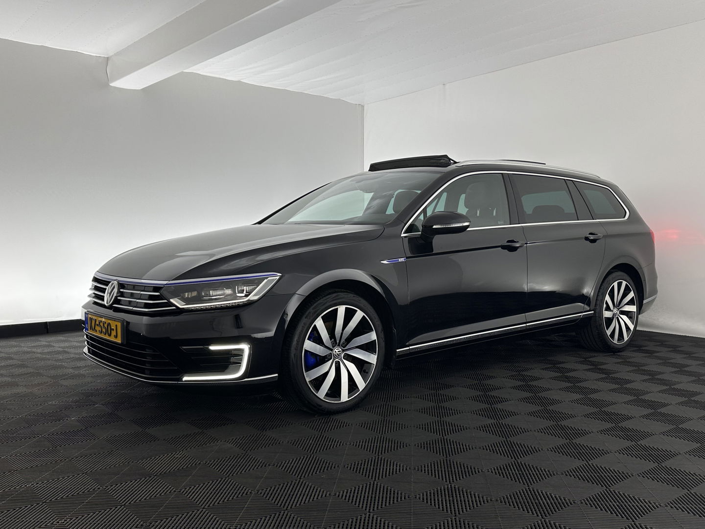 Volkswagen Passat Variant 1.4 TSI GTE Connected Series Plus Aut. *PANO | LEATHER | FULL-LED | CAMERA | NAVI-FULLMAP | ADAPTIVE-CRUISE | HEATED-ERGONOMIC-SPORTSEATS | KEYLESS | PDC | ECC | PRIVACYGLASS | AMBIENTLIGHT | KEYLESS | 18''ALU*