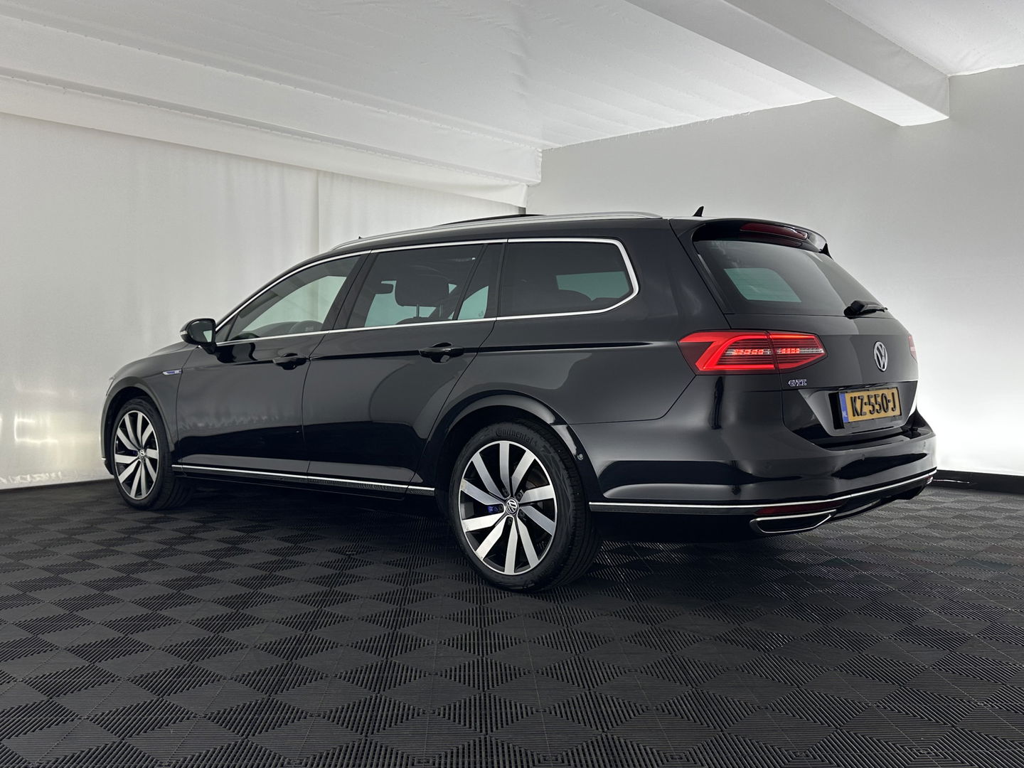 Volkswagen Passat Variant 1.4 TSI GTE Connected Series Plus Aut. *PANO | LEATHER | FULL-LED | CAMERA | NAVI-FULLMAP | ADAPTIVE-CRUISE | HEATED-ERGONOMIC-SPORTSEATS | KEYLESS | PDC | ECC | PRIVACYGLASS | AMBIENTLIGHT | KEYLESS | 18''ALU*