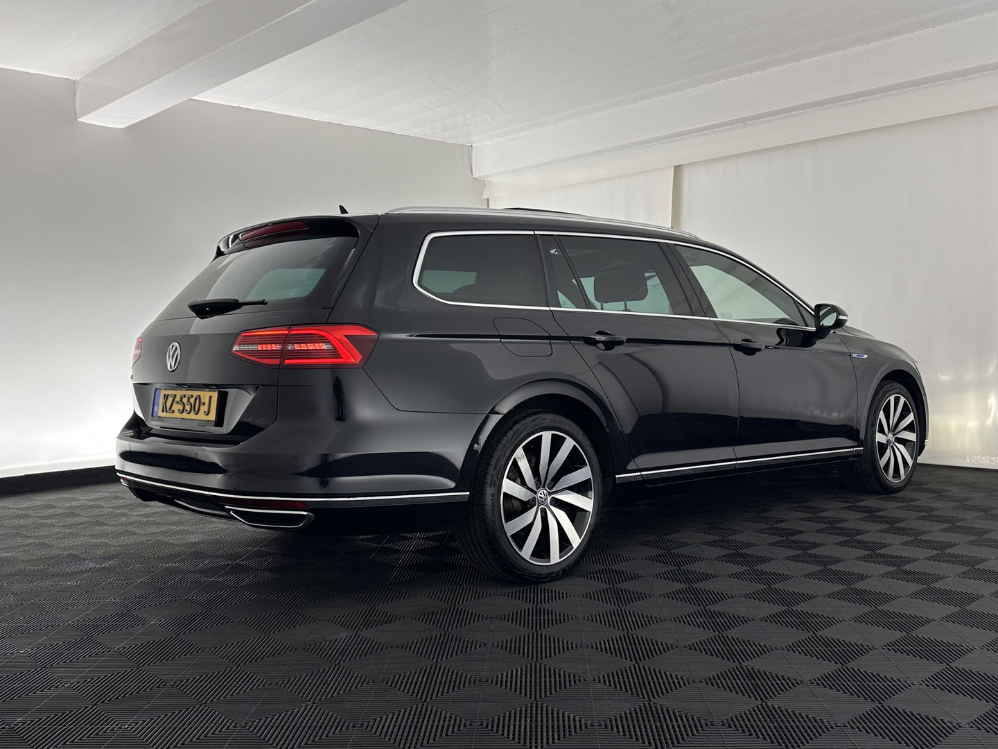Volkswagen Passat Variant 1.4 TSI GTE Connected Series Plus Aut. *PANO | LEATHER | FULL-LED | CAMERA | NAVI-FULLMAP | ADAPTIVE-CRUISE | HEATED-ERGONOMIC-SPORTSEATS | KEYLESS | PDC | ECC | PRIVACYGLASS | AMBIENTLIGHT | KEYLESS | 18''ALU*