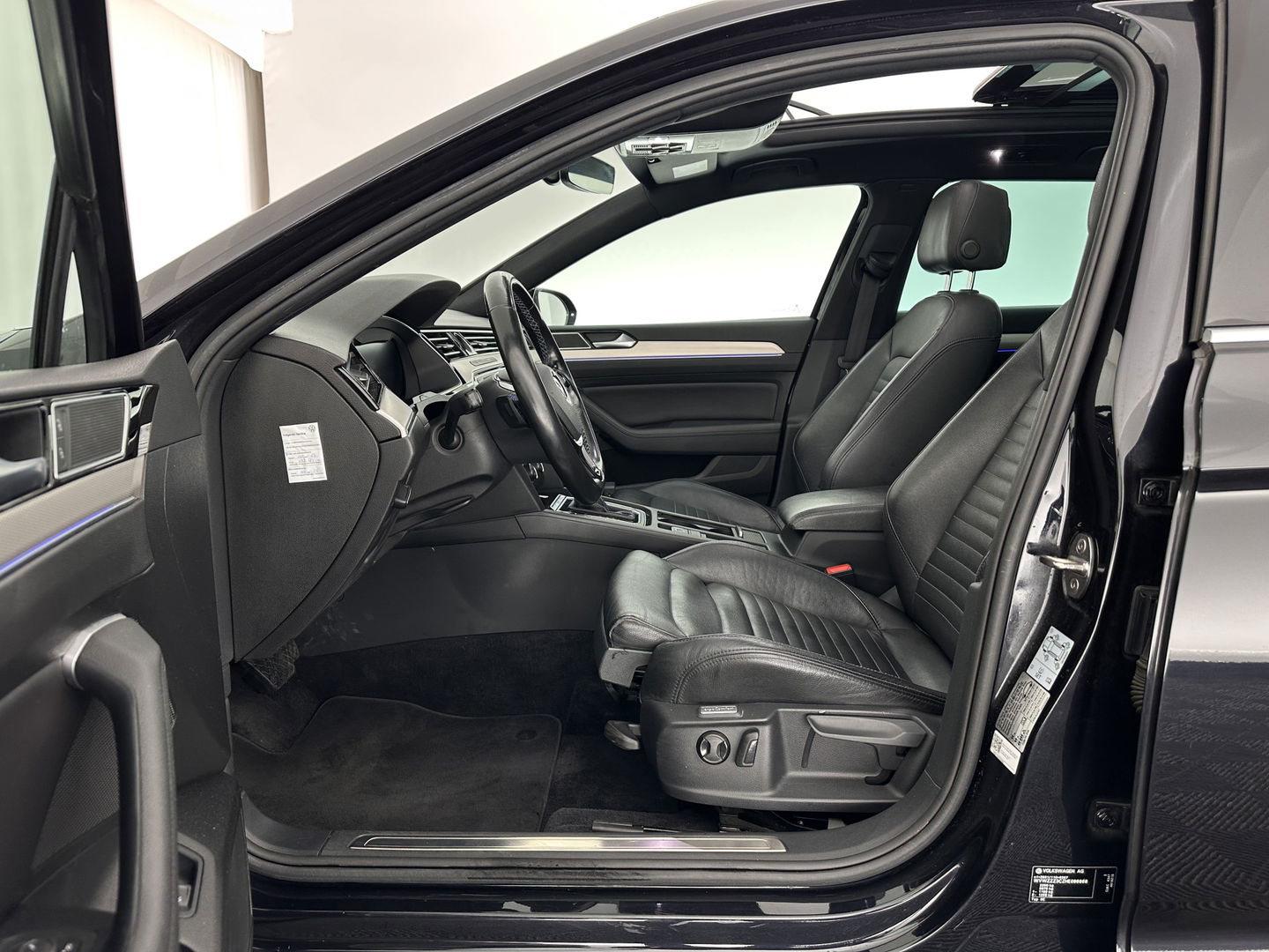 Volkswagen Passat Variant 1.4 TSI GTE Connected Series Plus Aut. *PANO | LEATHER | FULL-LED | CAMERA | NAVI-FULLMAP | ADAPTIVE-CRUISE | HEATED-ERGONOMIC-SPORTSEATS | KEYLESS | PDC | ECC | PRIVACYGLASS | AMBIENTLIGHT | KEYLESS | 18''ALU*