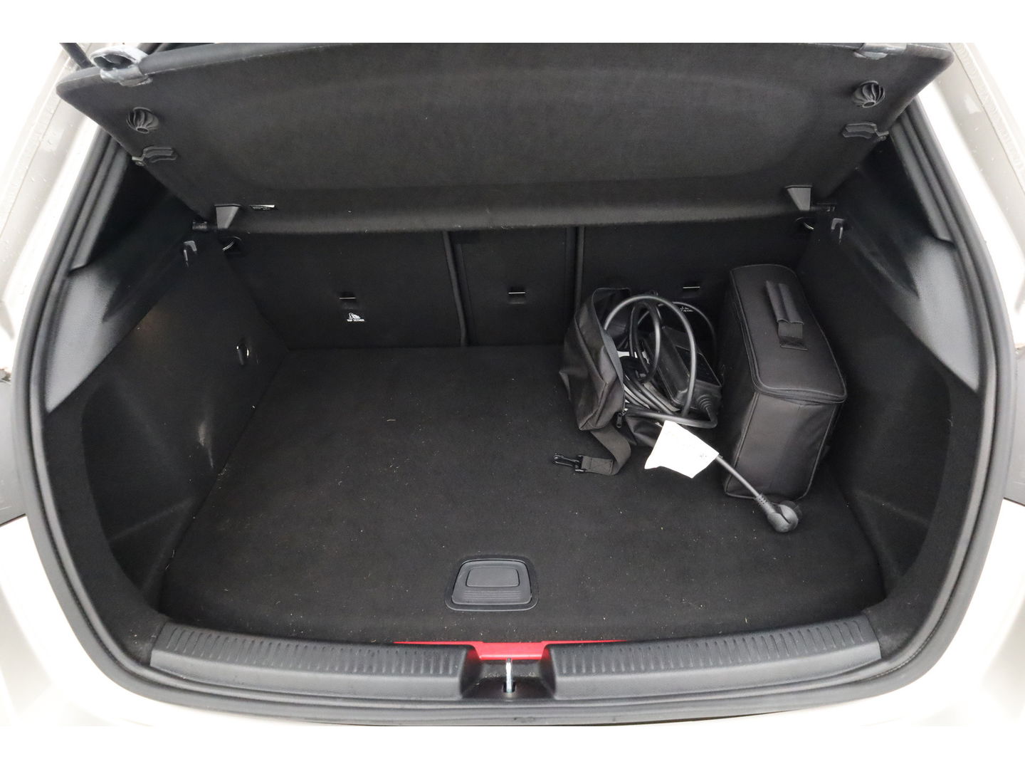 Mercedes-Benz A-Klasse 250 e Business Solution Luxury Limited | Elek. Trekhaak | Leder | Stoelverw. | Navi | Camera | All Season | Cruise Control | 17''