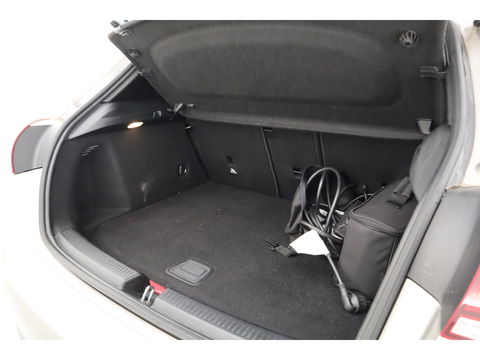 Mercedes-Benz A-Klasse 250 e Business Solution Luxury Limited | Elek. Trekhaak | Leder | Stoelverw. | Navi | Camera | All Season | Cruise Control | 17''