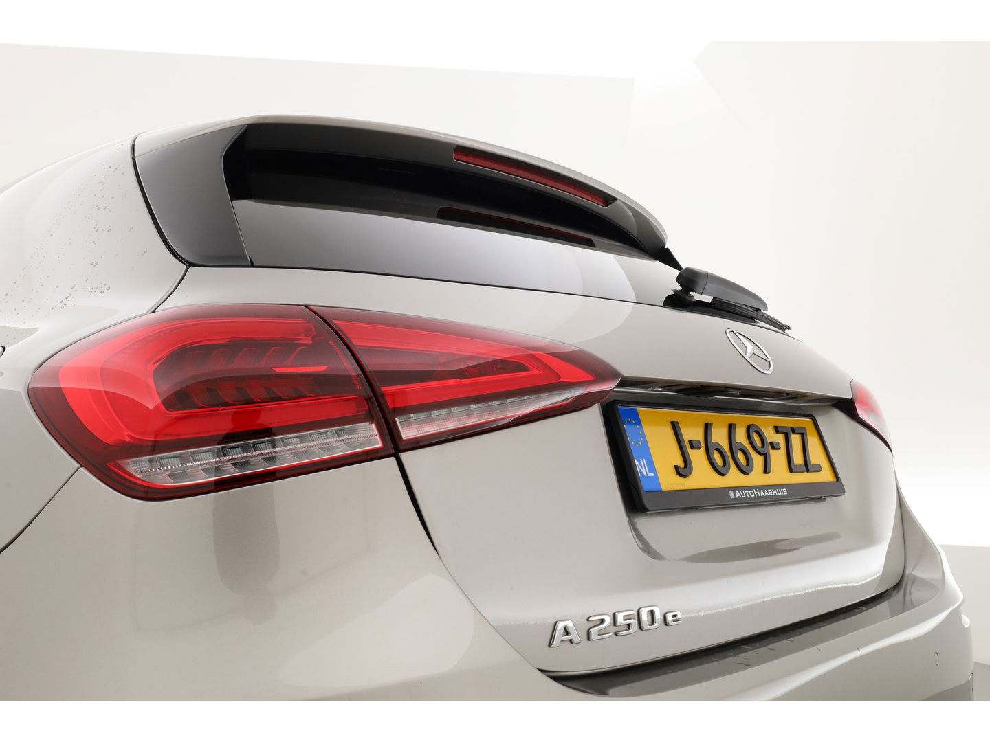 Mercedes-Benz A-Klasse 250 e Business Solution Luxury Limited | Elek. Trekhaak | Leder | Stoelverw. | Navi | Camera | All Season | Cruise Control | 17''