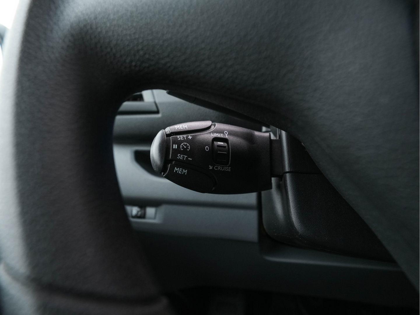 Opel Vivaro-e L2H1 Innovation 50 kWh 3-Pers [ 3-Fase-11kW ] {SOH-93%} Aut. *LEATHER | NAVI-FULLMAP | CAMERA | AIRCO | DAB+ | PDC | CRUISE | CARPLAY*