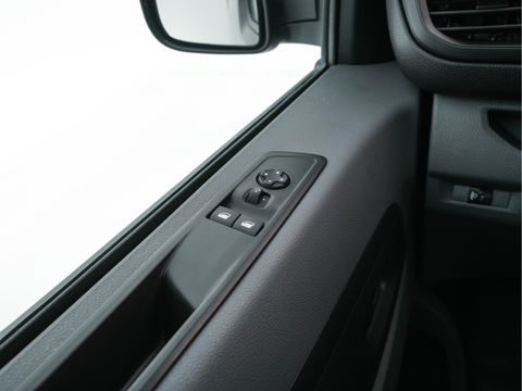 Opel Vivaro-e L2H1 Innovation 50 kWh 3-Pers [ 3-Fase-11kW ] {SOH-93%} Aut. *LEATHER | NAVI-FULLMAP | CAMERA | AIRCO | DAB+ | PDC | CRUISE | CARPLAY*