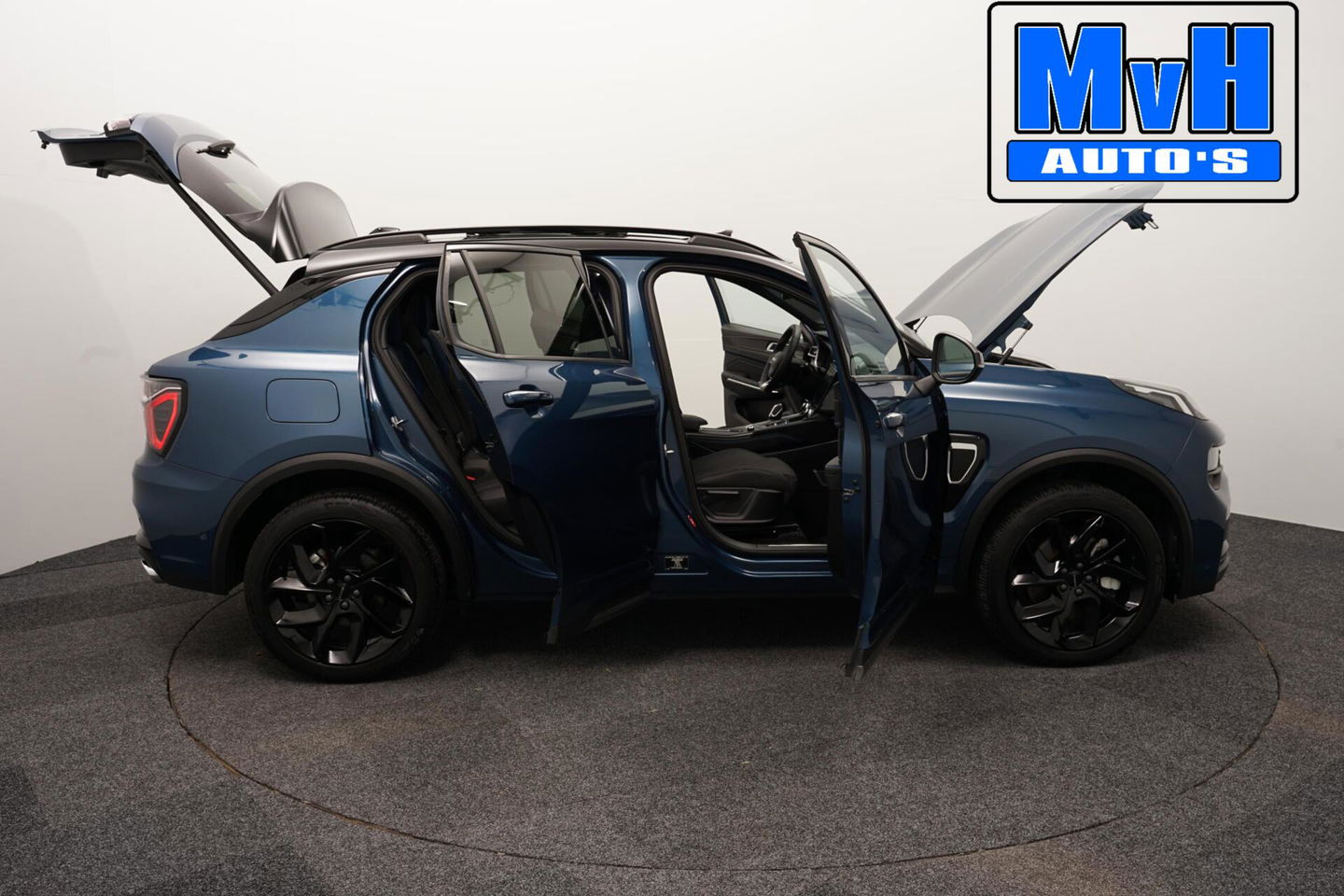 Lynk & Co 01 1.5 Hybride|FULL BLACK XL|ZWARTE.HEMEL|TREKH|NAP