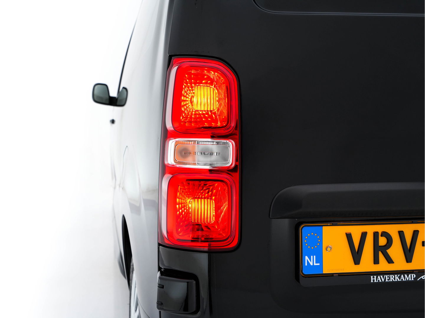 Opel Vivaro-e L2H1 Innovation 50 kWh 3-Pers [ 3-Fase-11kW ] {SOH-93%} Aut. *LEATHER | NAVI-FULLMAP | CAMERA | AIRCO | DAB+ | PDC | CRUISE | CARPLAY*