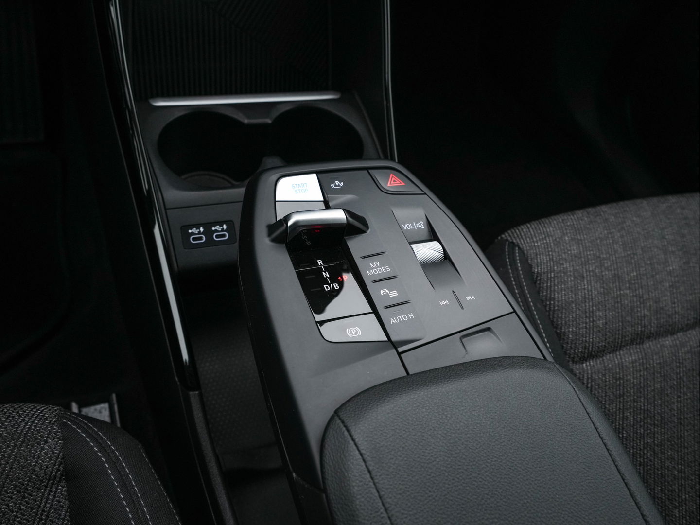 BMW iX1 xDrive30 Launch Edition 67 kWh [ 3-Fase-11kW ] {SOH-100%} (INCL-BTW) Aut. *FULL-LED | DIGI-COCKPIT | DAB+ | NAVI-FULLMAP | PRIVACYGLASS | COMFORTSEATS | ECC | PDC | CRUISE | 18''ALU*