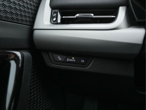 BMW iX1 xDrive30 Launch Edition 67 kWh [ 3-Fase-11kW ] {SOH-100%} (INCL-BTW) Aut. *FULL-LED | DIGI-COCKPIT | DAB+ | NAVI-FULLMAP | PRIVACYGLASS | COMFORTSEATS | ECC | PDC | CRUISE | 18''ALU*