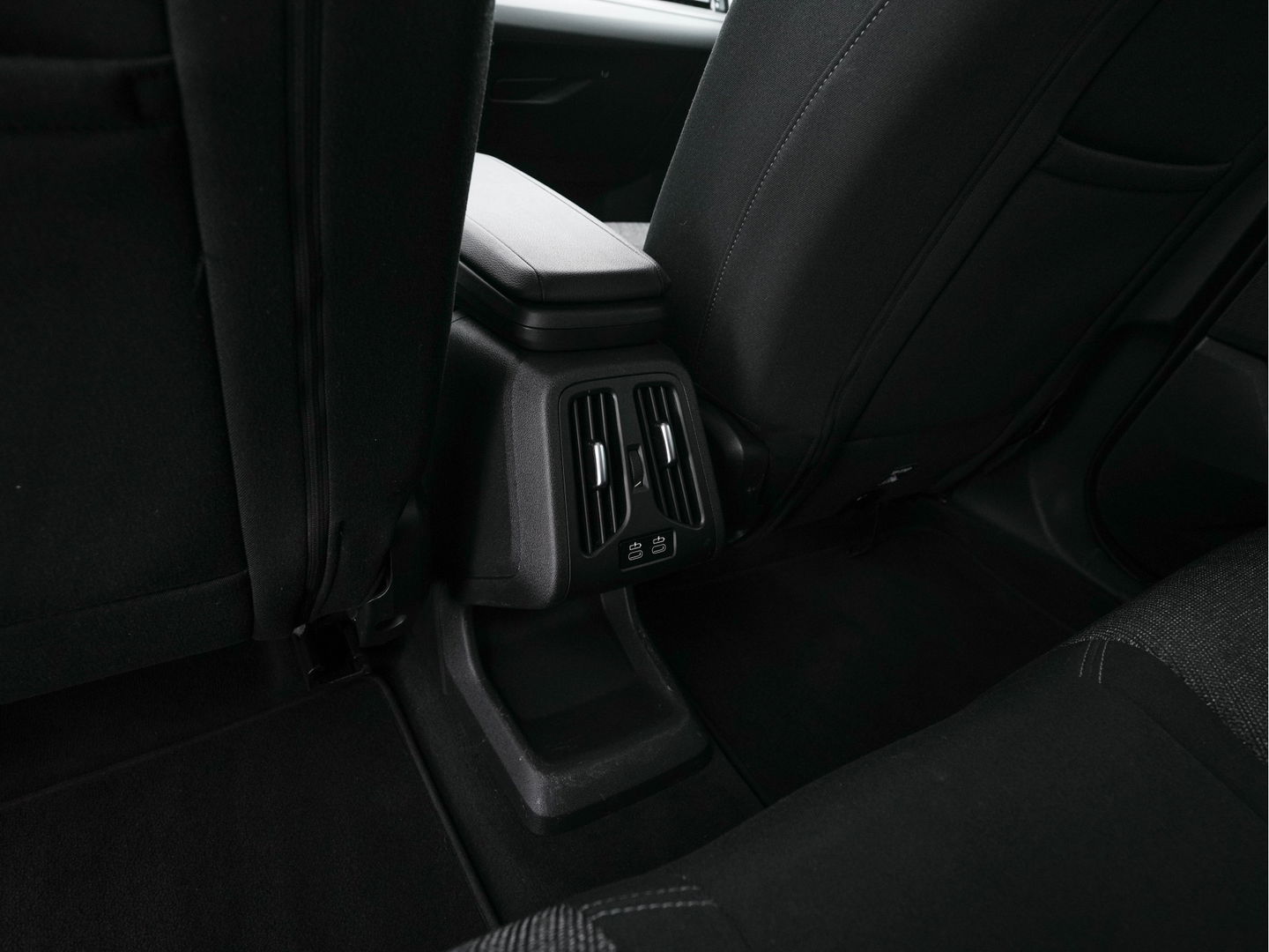 BMW iX1 xDrive30 Launch Edition 67 kWh [ 3-Fase-11kW ] {SOH-100%} (INCL-BTW) Aut. *FULL-LED | DIGI-COCKPIT | DAB+ | NAVI-FULLMAP | PRIVACYGLASS | COMFORTSEATS | ECC | PDC | CRUISE | 18''ALU*