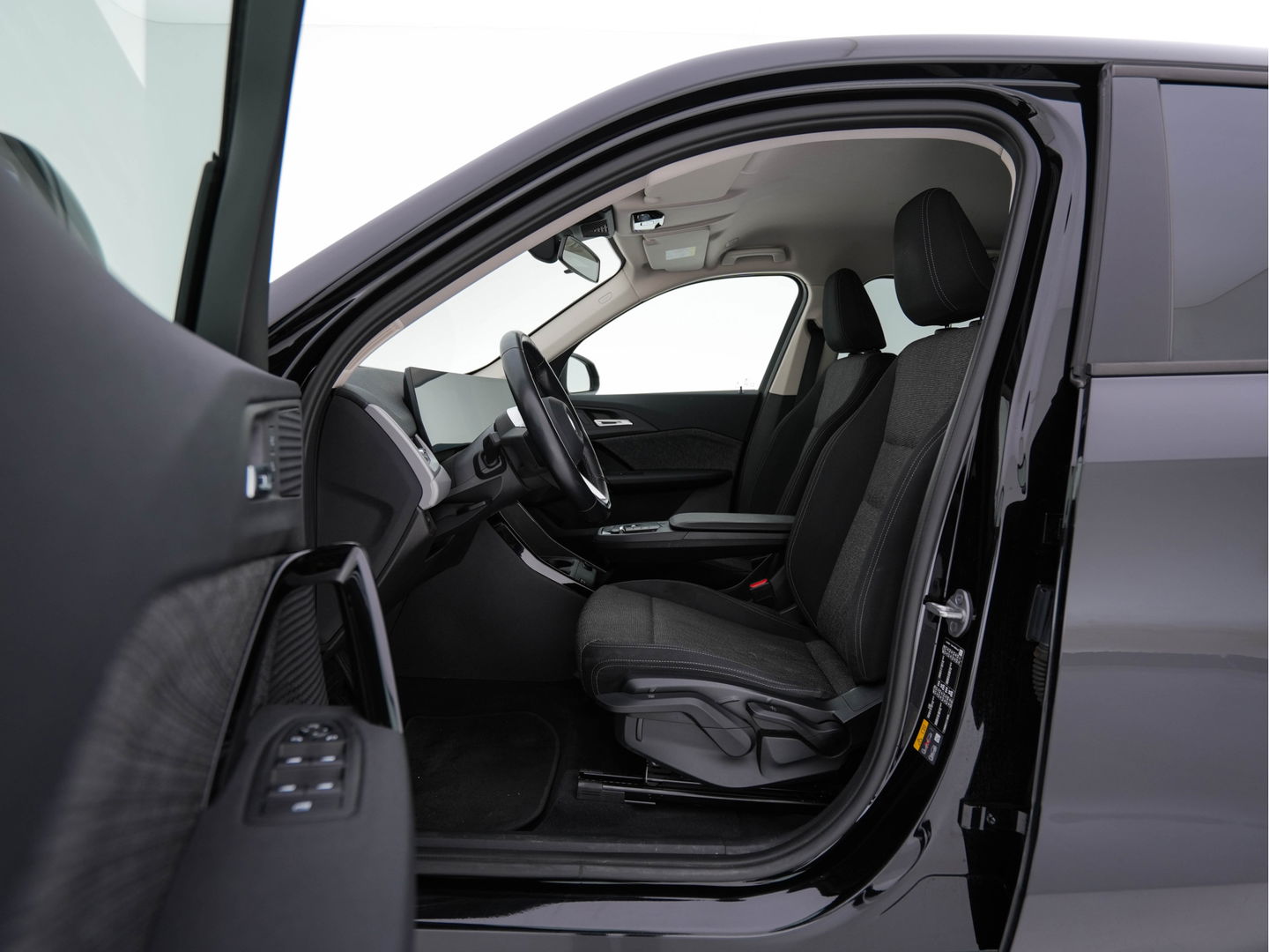 BMW iX1 xDrive30 Launch Edition 67 kWh [ 3-Fase-11kW ] {SOH-100%} (INCL-BTW) Aut. *FULL-LED | DIGI-COCKPIT | DAB+ | NAVI-FULLMAP | PRIVACYGLASS | COMFORTSEATS | ECC | PDC | CRUISE | 18''ALU*