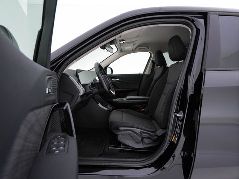 BMW iX1 xDrive30 Launch Edition 67 kWh [ 3-Fase-11kW ] {SOH-100%} (INCL-BTW) Aut. *FULL-LED | DIGI-COCKPIT | DAB+ | NAVI-FULLMAP | PRIVACYGLASS | COMFORTSEATS | ECC | PDC | CRUISE | 18''ALU*