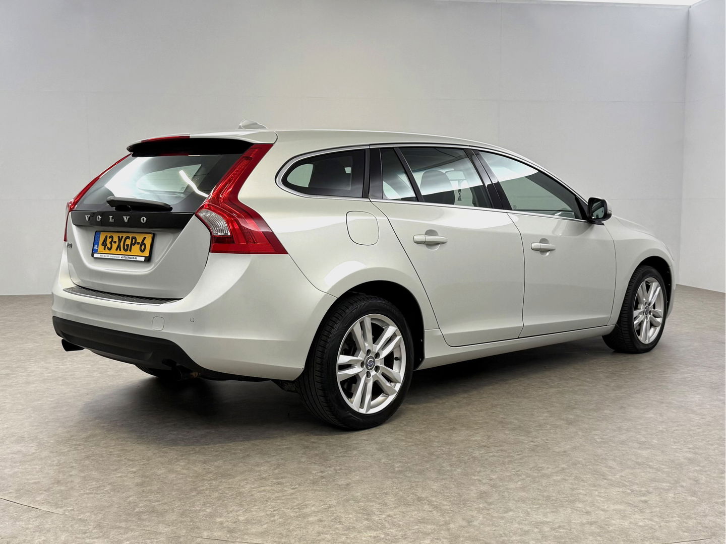 Volvo V60 1.6 T3 Momentum | APK tot 11-2026 | Cruise | Navigatie | Parkeersens | Clima | NAP