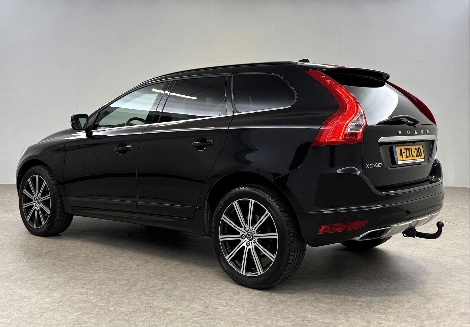 Volvo XC60 2.0 D4 FWD R-Design | Camera | Clima | Cruise | Trekh. | Stoelverw. | Navigatie