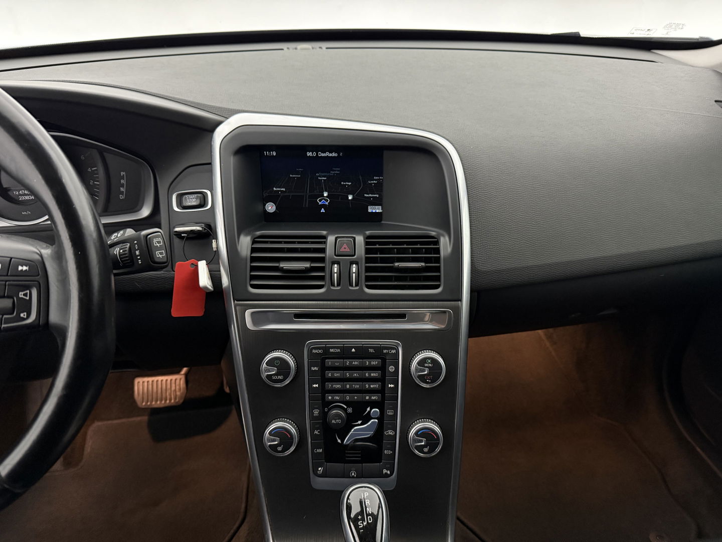 Volvo XC60 2.0 D4 FWD R-Design | Camera | Clima | Cruise | Trekh. | Stoelverw. | Navigatie