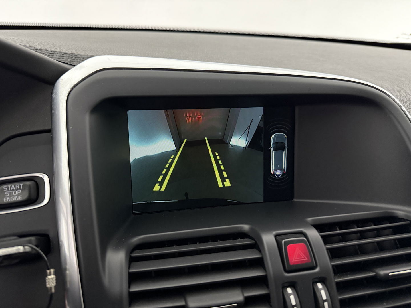 Volvo XC60 2.0 D4 FWD R-Design | Camera | Clima | Cruise | Trekh. | Stoelverw. | Navigatie