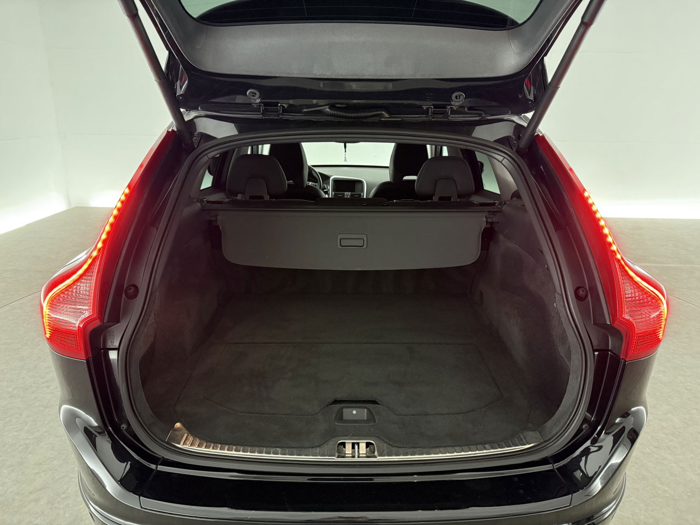 Volvo XC60 2.0 D4 FWD R-Design | Camera | Clima | Cruise | Trekh. | Stoelverw. | Navigatie