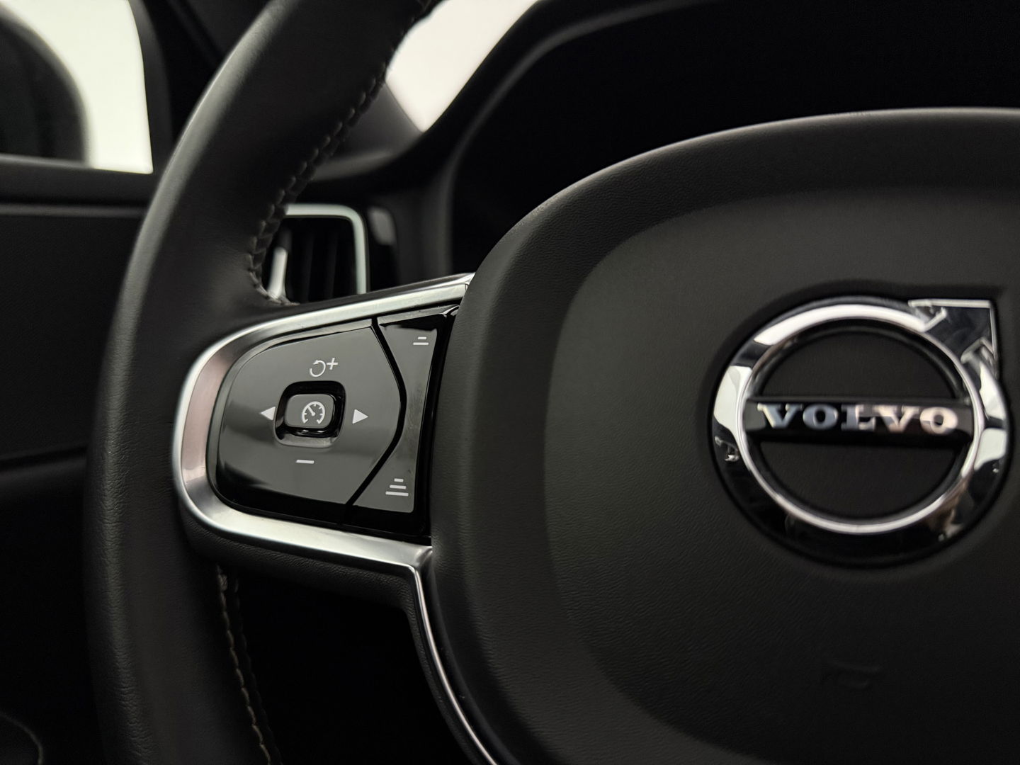 Volvo V60 2.0 T4 R-Design | Pano | Virtual | Memory | Stoelverw. | Camera | Carplay | Cruise | NAP
