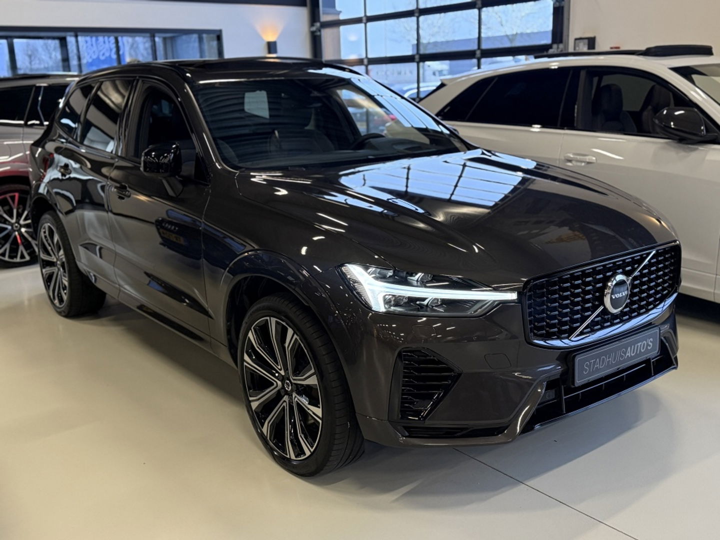 Volvo XC60 T6 341K AWD Recharge Plug-In Hybrid / R- Design / LED