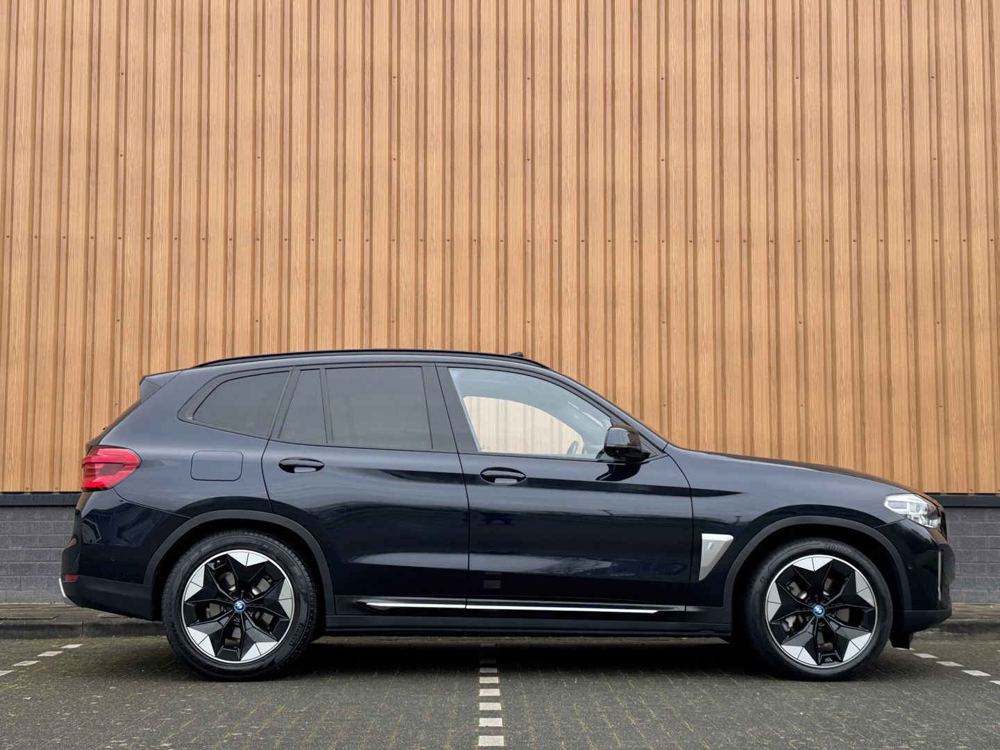 BMW iX3 High Executive 80 kWh | SOH 96,8 % | Panoramadak | Apple Carplay | Keyless | Sfeerverlichting | HUD | BLIS | Navigatie | Cruise Control |