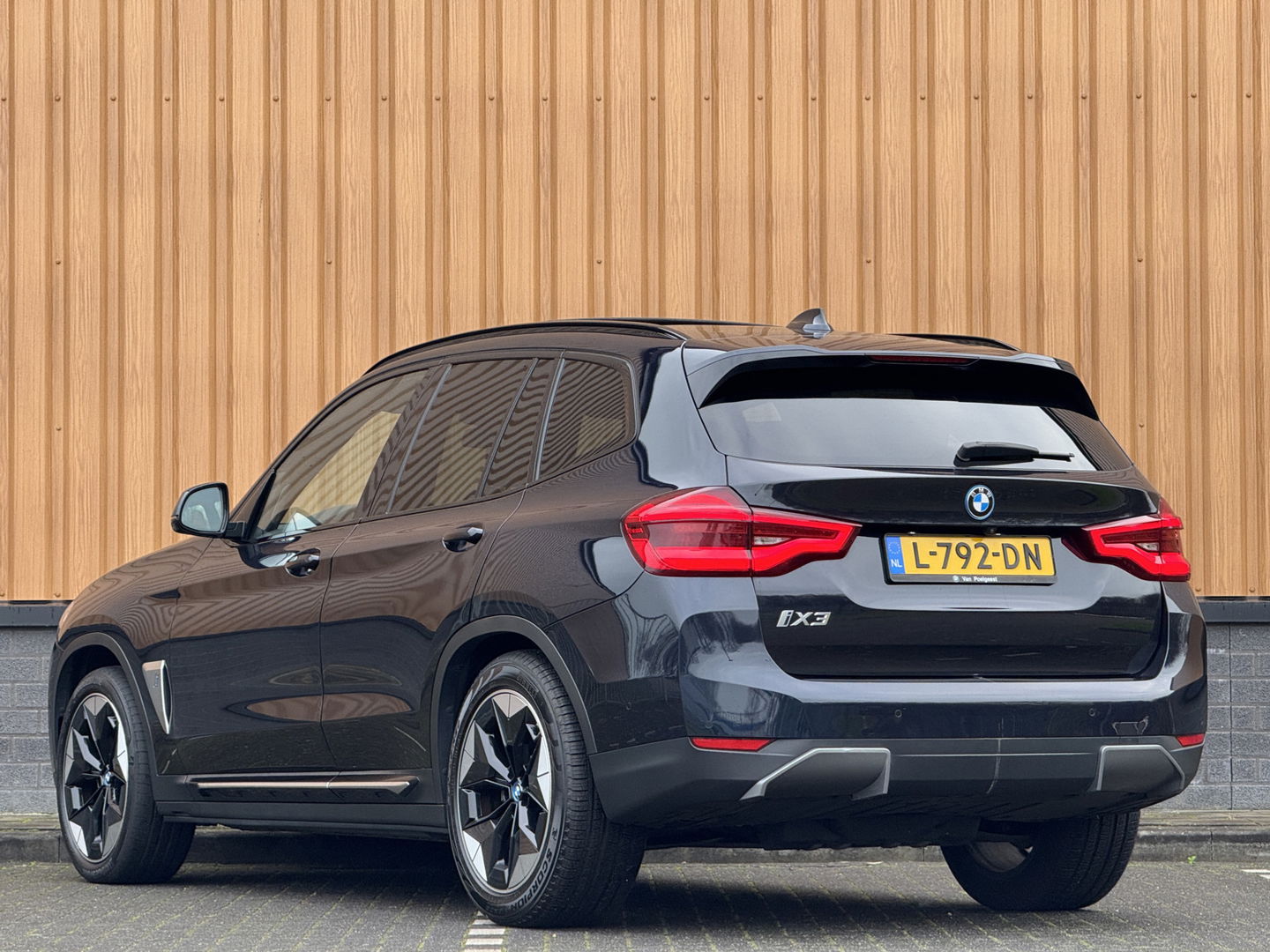 BMW iX3 High Executive 80 kWh | SOH 96,8 % | Panoramadak | Apple Carplay | Keyless | Sfeerverlichting | HUD | BLIS | Navigatie | Cruise Control |