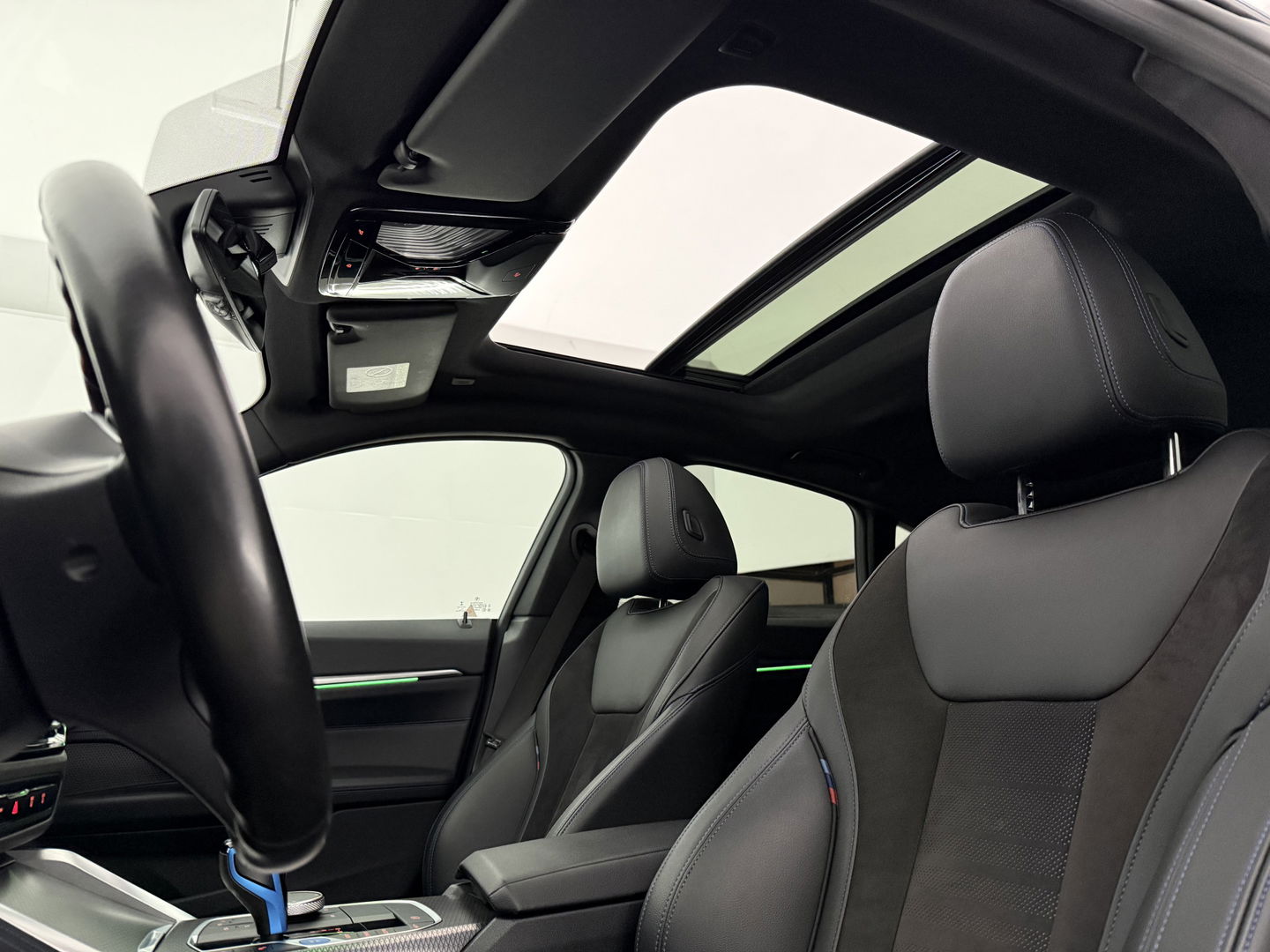 BMW i4 eDrive40 84 kWh M-Sport | SOH 94% | Snelladen | Pano | BMW Laser | Widescreen | Virtual | Adap. Cruise | Sfeer | Carplay | Camera | Stoelverw.