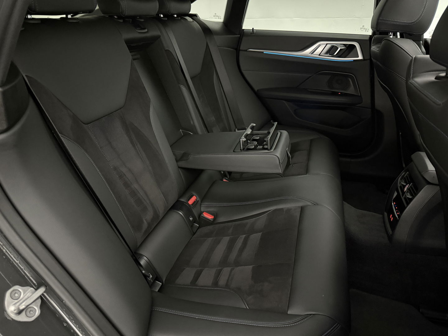 BMW i4 eDrive40 84 kWh M-Sport | SOH 94% | Snelladen | Pano | BMW Laser | Widescreen | Virtual | Adap. Cruise | Sfeer | Carplay | Camera | Stoelverw.