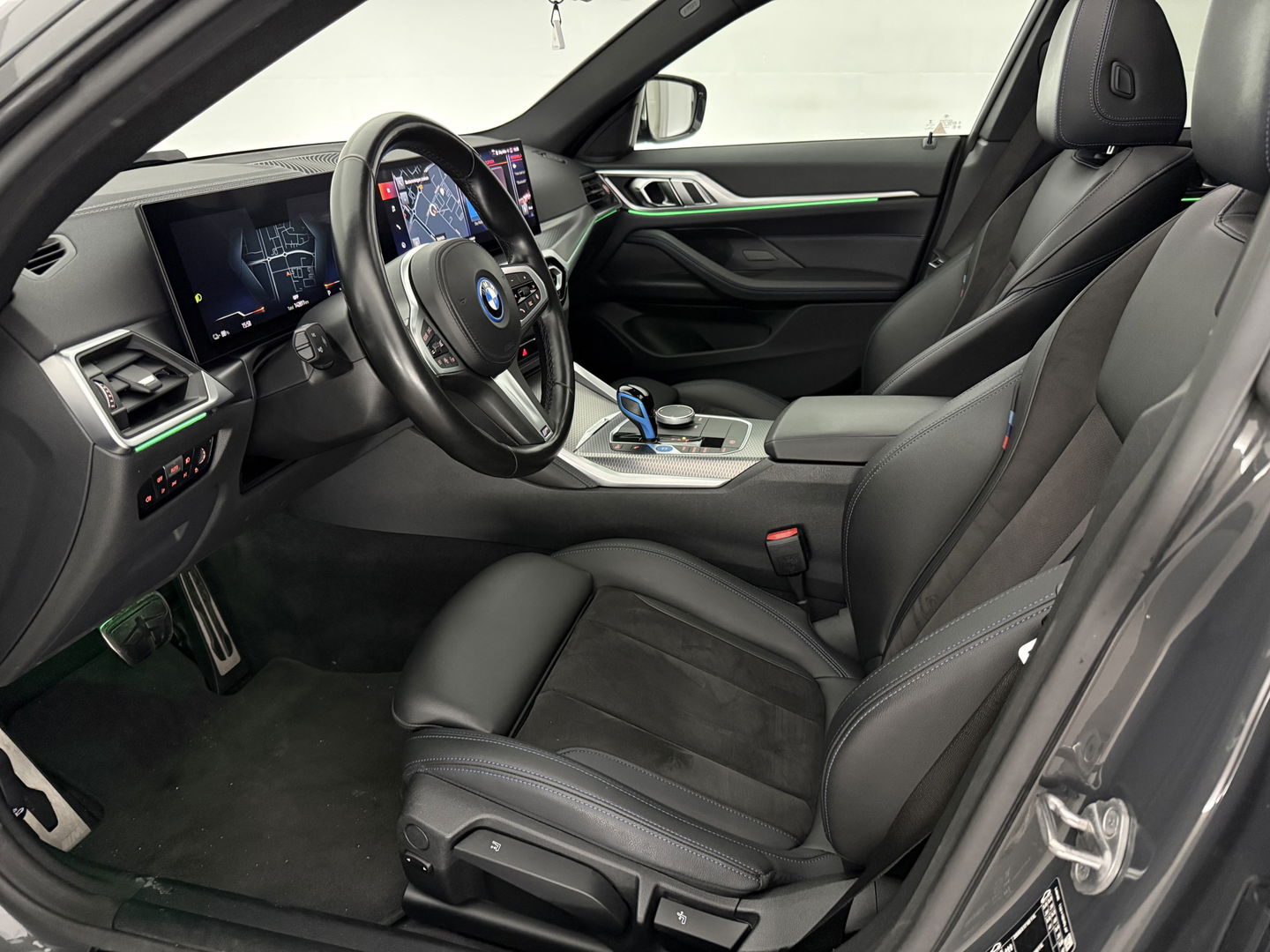 BMW i4 eDrive40 84 kWh M-Sport | SOH 94% | Snelladen | Pano | BMW Laser | Widescreen | Virtual | Adap. Cruise | Sfeer | Carplay | Camera | Stoelverw.