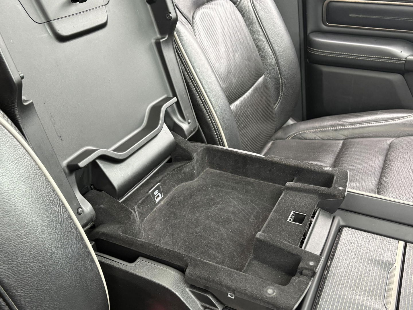 Dodge Ram Pick-Up 1500 5.7 V8 4x4 Crew Cab 5'7 Limited | Klep in Uitlaat | GROOT SCHERM | DIEP BLAUW | GEWELDIGE VOLLE UITVOERING