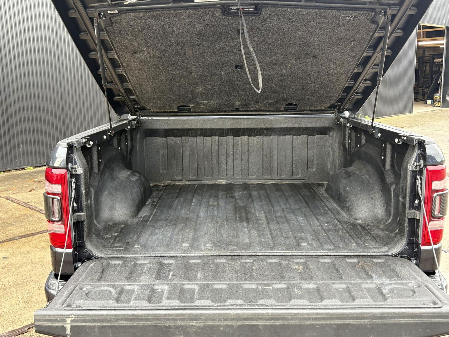 Dodge Ram Pick-Up 1500 5.7 V8 4x4 Crew Cab 5'7 Limited | Klep in Uitlaat | GROOT SCHERM | DIEP BLAUW | GEWELDIGE VOLLE UITVOERING