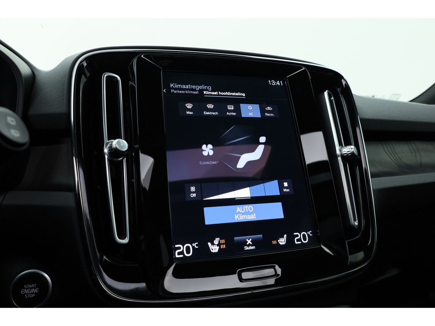 Volvo XC40 1.5 T5 Plug-in hybrid Ultimate Dark | Facelift | Pano | Trekhaak | 360 camera | ACC | Blis | H&K audio |