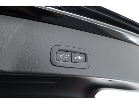 Volvo XC40 1.5 T5 Plug-in hybrid Ultimate Dark | Facelift | Pano | Trekhaak | 360 camera | ACC | Blis | H&K audio |