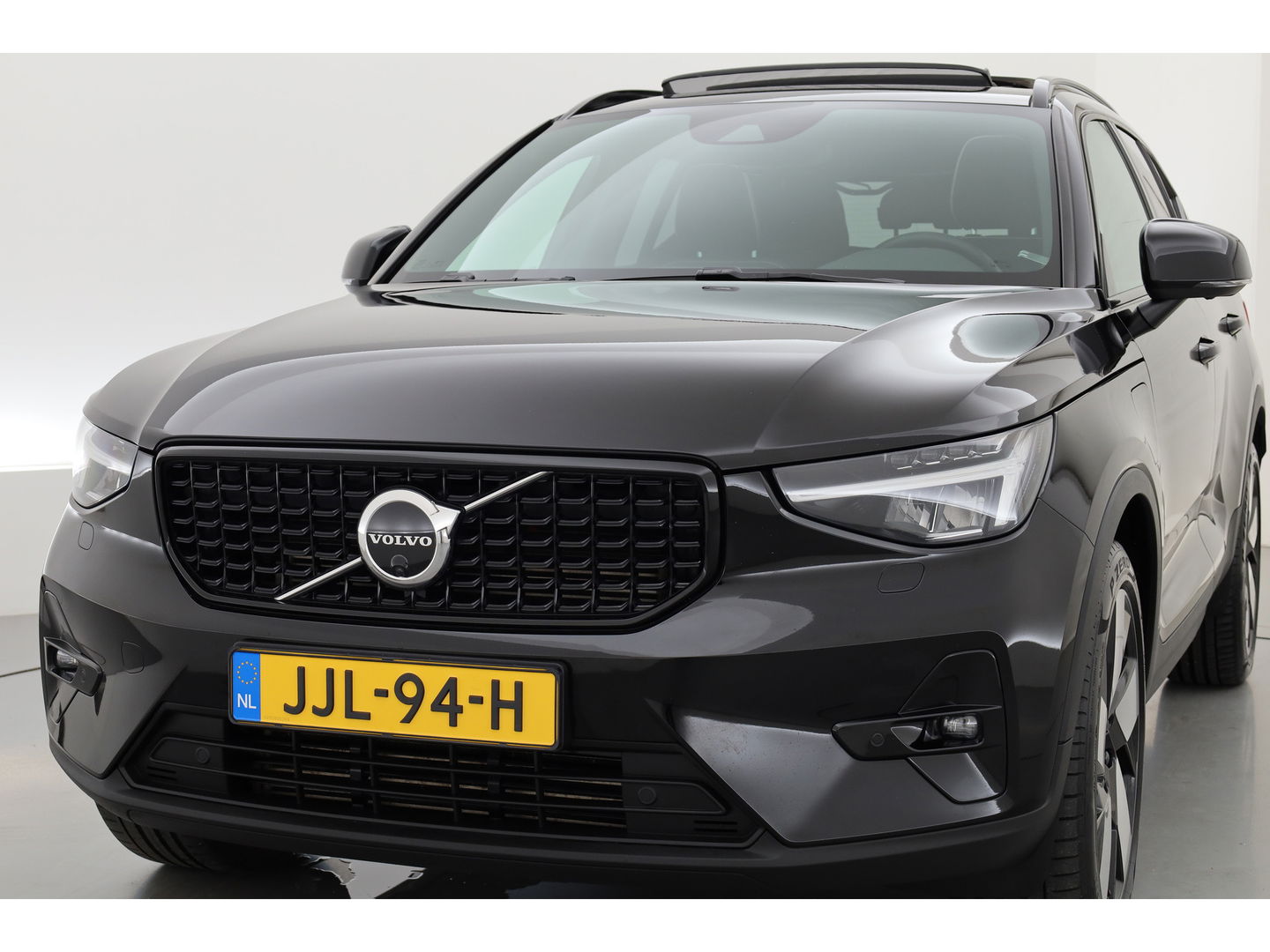 Volvo XC40 1.5 T5 Plug-in hybrid Ultimate Dark | Facelift | Pano | Trekhaak | 360 camera | ACC | Blis | H&K audio |