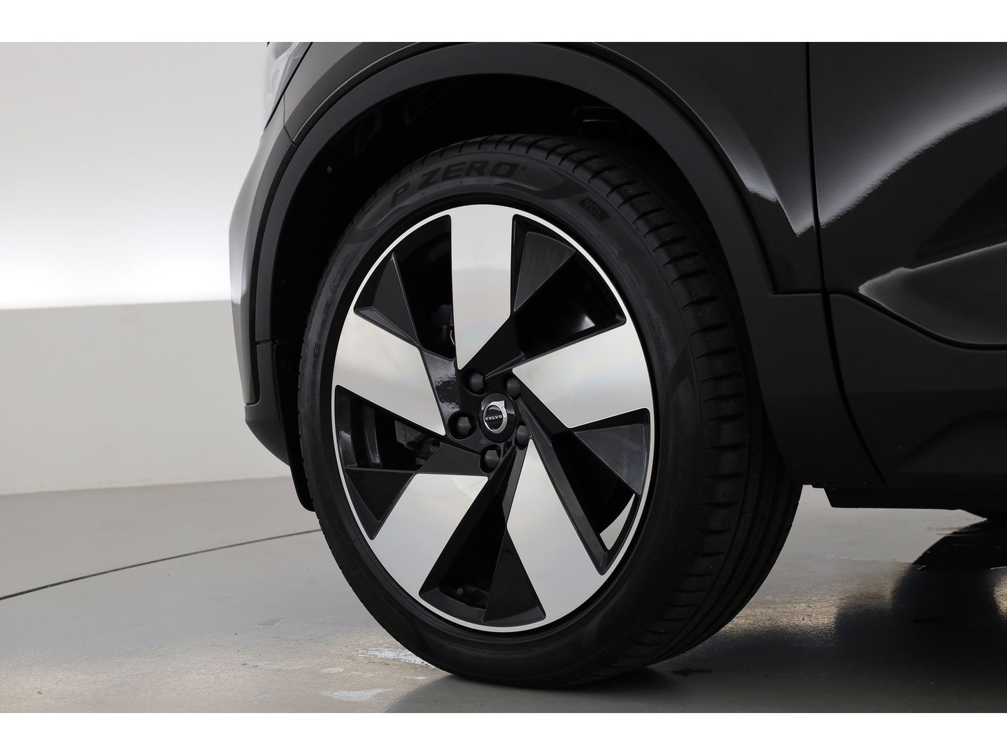 Volvo XC40 1.5 T5 Plug-in hybrid Ultimate Dark | Facelift | Pano | Trekhaak | 360 camera | ACC | Blis | H&K audio |