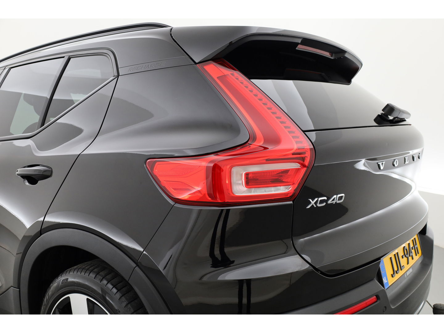 Volvo XC40 1.5 T5 Plug-in hybrid Ultimate Dark | Facelift | Pano | Trekhaak | 360 camera | ACC | Blis | H&K audio |