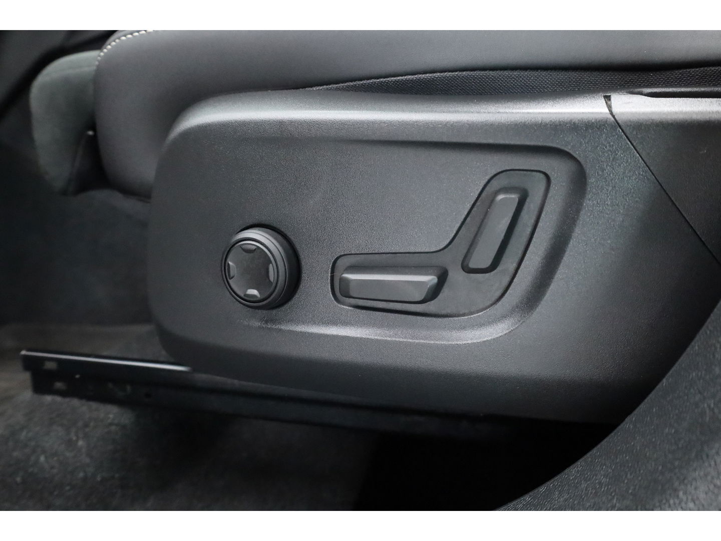 Volvo XC40 1.5 T5 Plug-in hybrid Ultimate Dark | Facelift | Pano | Trekhaak | 360 camera | ACC | Blis | H&K audio |