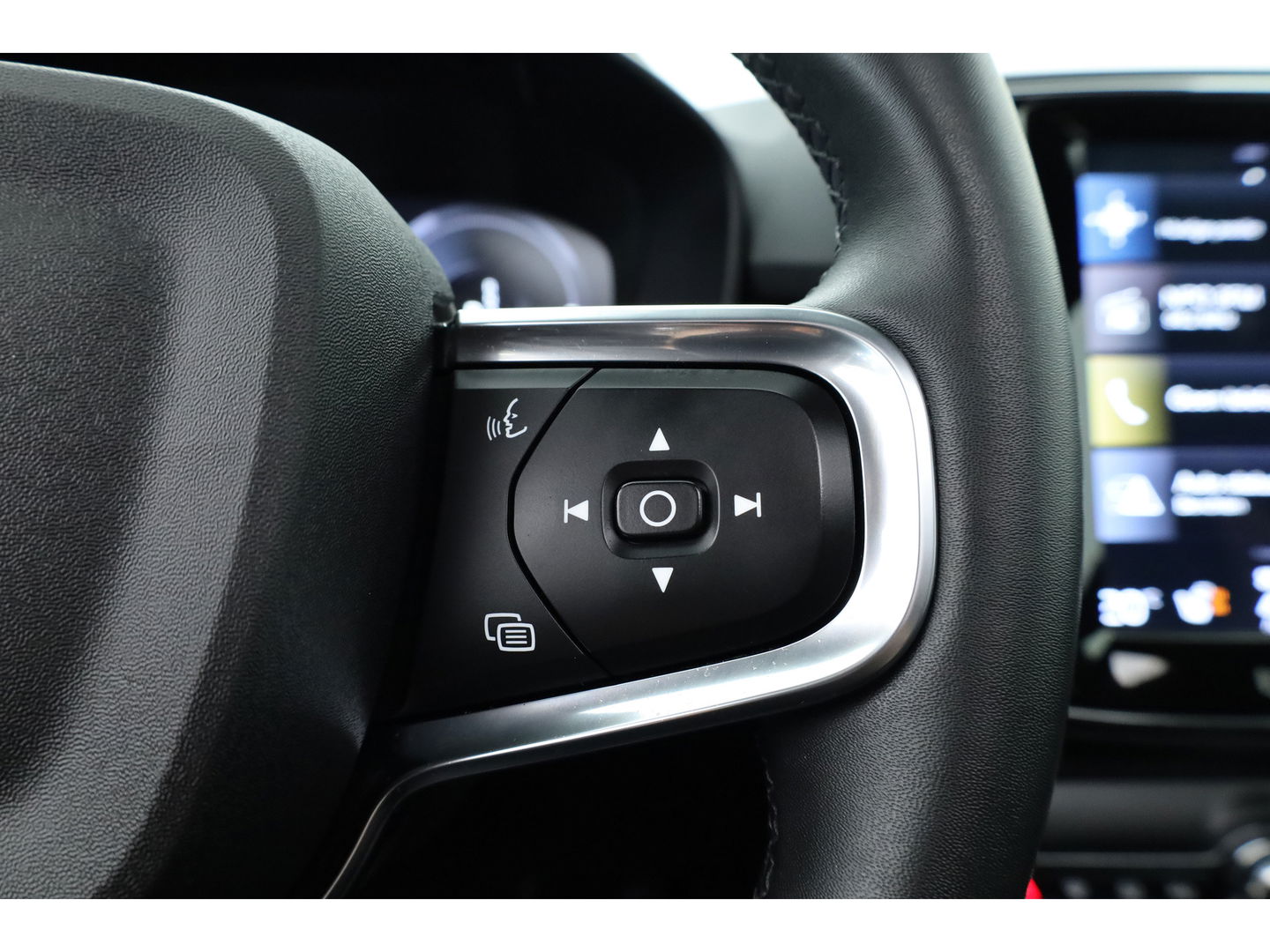 Volvo XC40 1.5 T5 Plug-in hybrid Ultimate Dark | Facelift | Pano | Trekhaak | 360 camera | ACC | Blis | H&K audio |