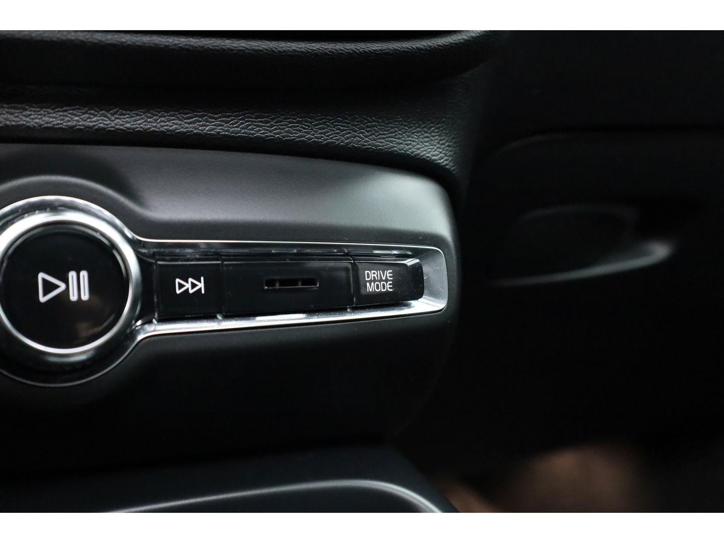 Volvo XC40 1.5 T5 Plug-in hybrid Ultimate Dark | Facelift | Pano | Trekhaak | 360 camera | ACC | Blis | H&K audio |