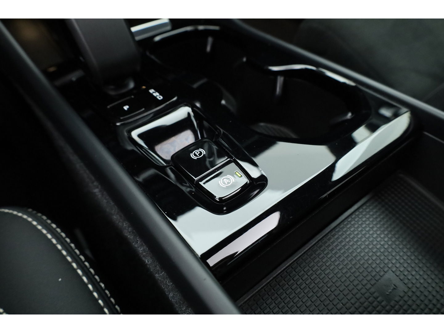 Volvo XC40 1.5 T5 Plug-in hybrid Ultimate Dark | Facelift | Pano | Trekhaak | 360 camera | ACC | Blis | H&K audio |