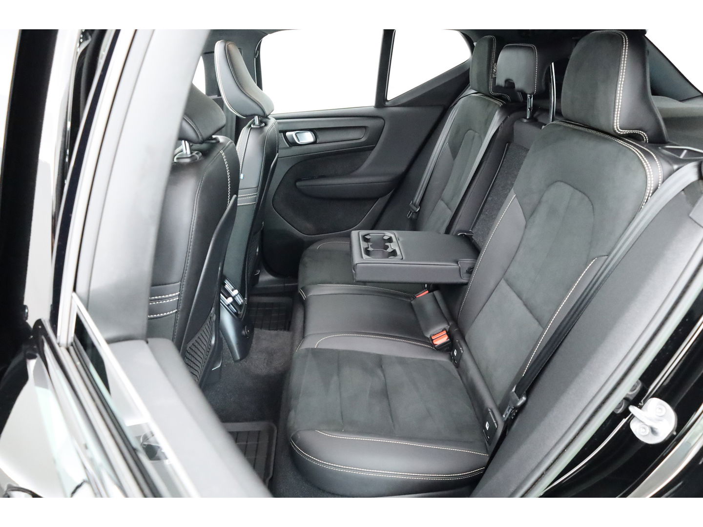 Volvo XC40 1.5 T5 Plug-in hybrid Ultimate Dark | Facelift | Pano | Trekhaak | 360 camera | ACC | Blis | H&K audio |