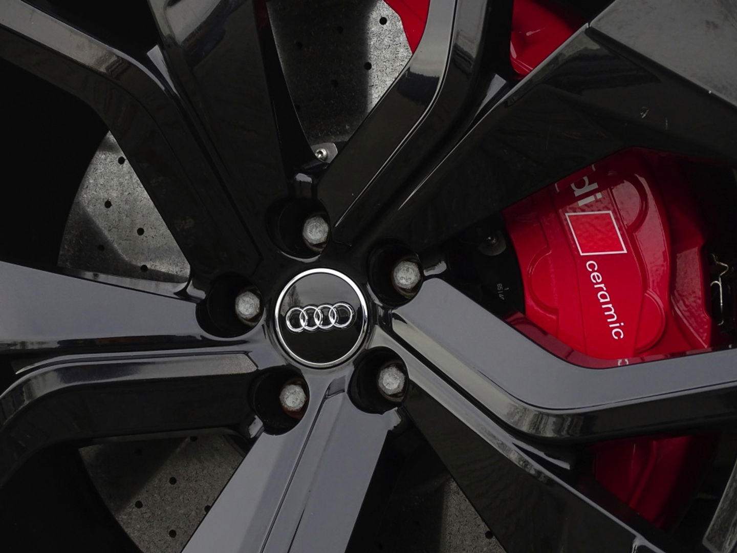 Audi Q8 4.0 TFSI V8T 601PK RS Q8 q. / carbon / ceramic brakes / B&O