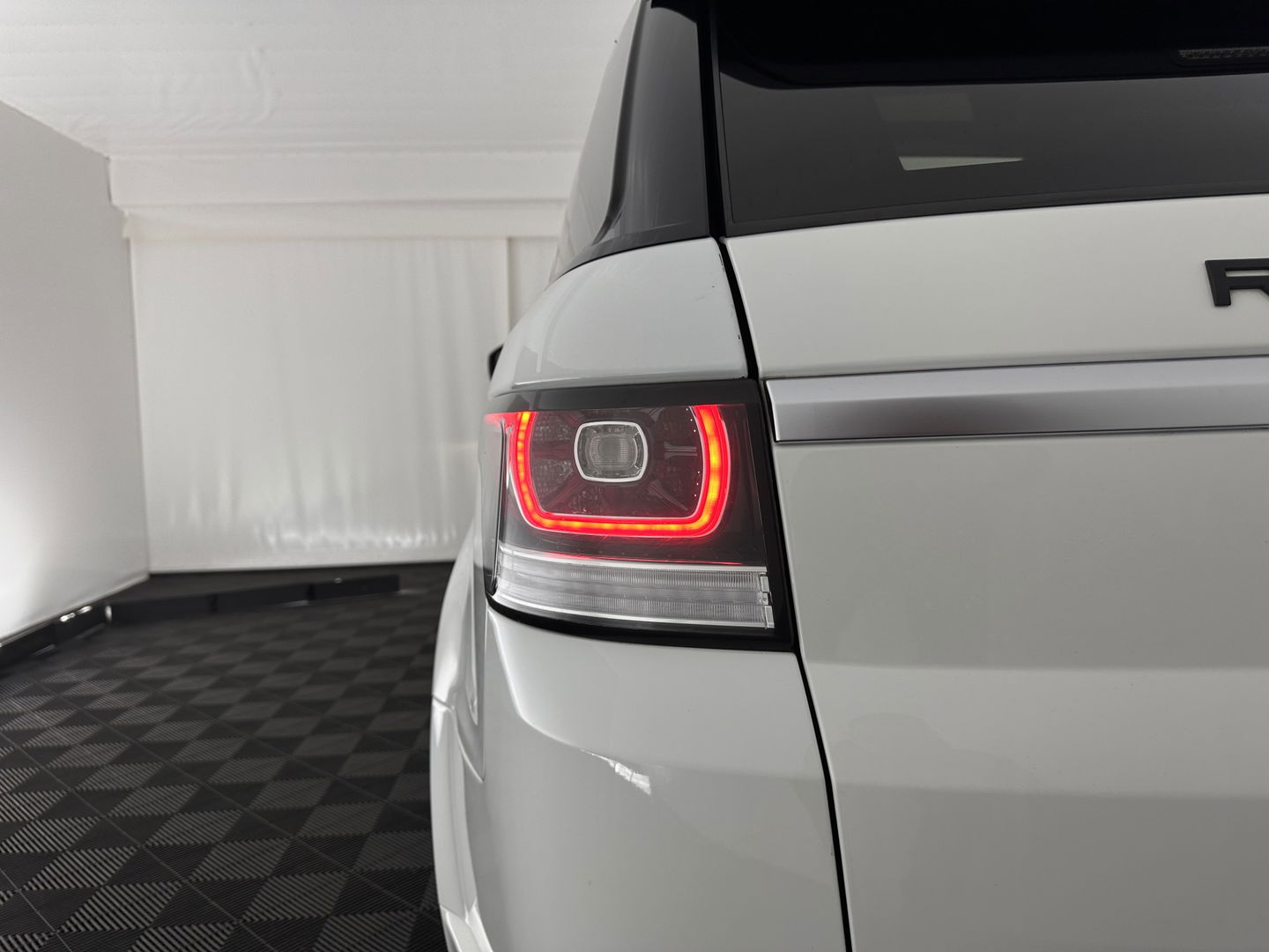 Land Rover Range Rover Sport 3.0 TDV6 HSE Dynamic Aut. *PANO | DIGI-COCKPIT | LEATHER | XENON | NAVI-FULLMAP | CAMERA | AIRSUSPENSION | ECC | PDC | HEATED-SPORTSEATS | MERIDIAN-SOUND | SHIFTPADDLES | PRIVACYGLASS | CRUISE | 21''ALU*