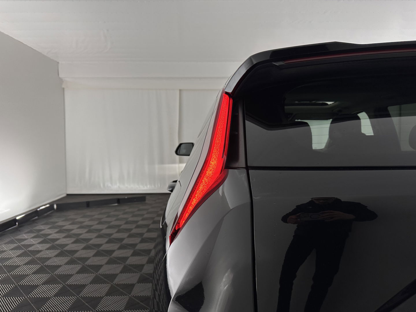 Kia Niro 1.6 GDi Hybrid Dynamic Plus Line HEV (INCL-BTW) Aut. *PANO | LEATHER | DIGI-COCKPIT | NAVI-FULLMAP | DAB | ADAPTIVE-CRUISE | CAMERA | HEATED-COMFORTSEATS | KEYLESS | PRIVACYGLASS | SHIFTPADDLES | CARPLAY |  HEAD-UP | ...