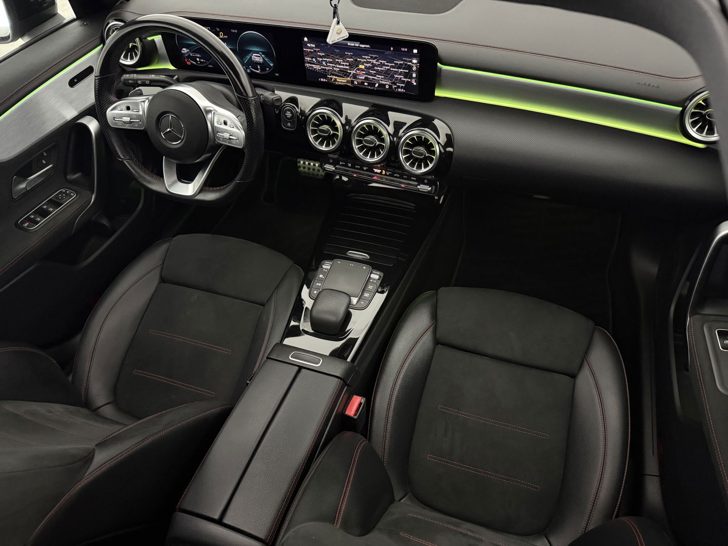 Mercedes-Benz CLA-Klasse Shooting Brake 200 AMG | Pano | Sfeer | Virtual | Camera | Trekh. | Carplay | LED | NAP