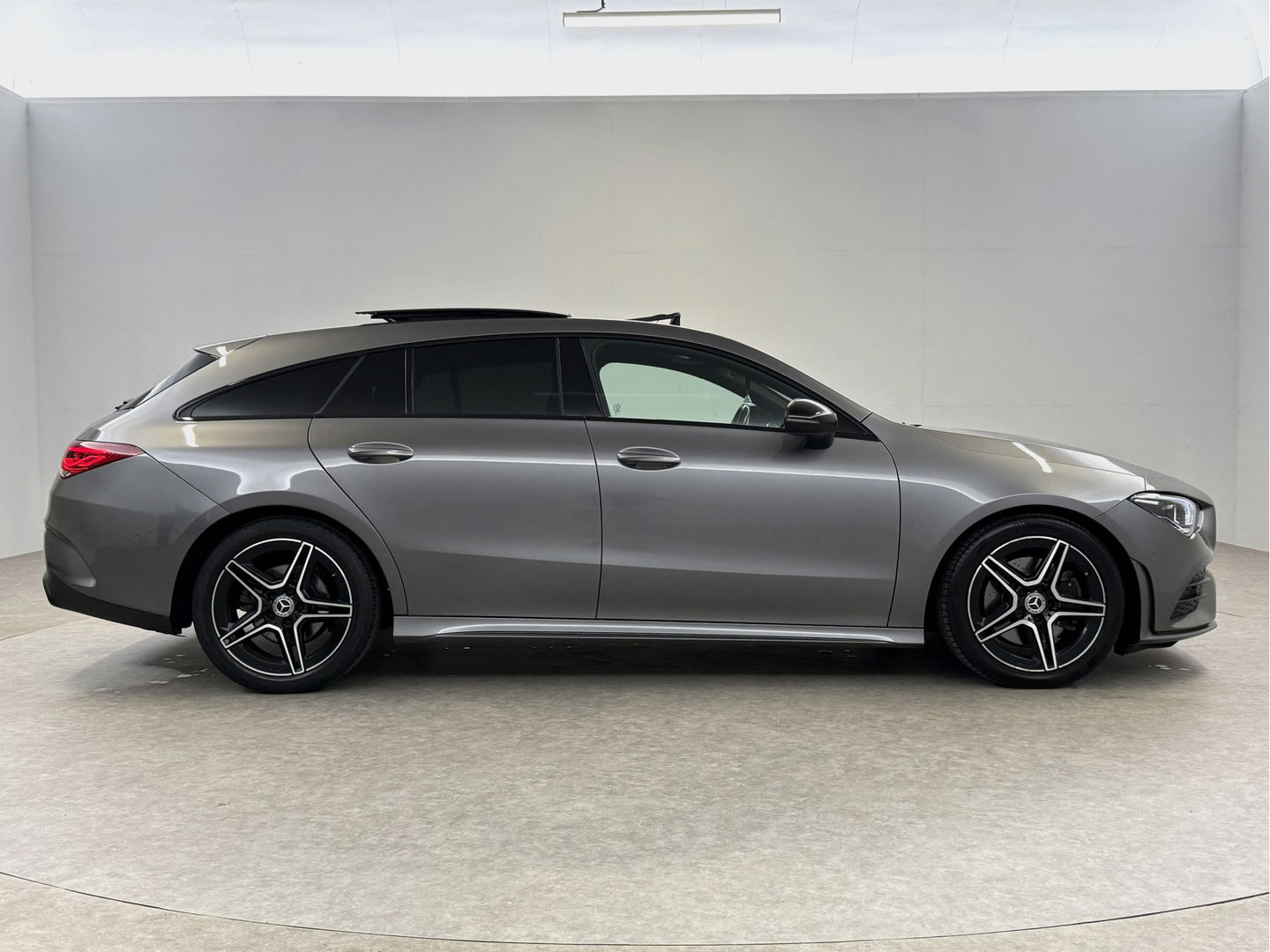 Mercedes-Benz CLA-Klasse Shooting Brake 200 AMG | Pano | Sfeer | Virtual | Camera | Trekh. | Carplay | LED | NAP