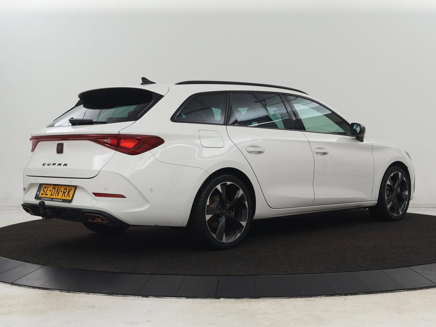 CUPRA Leon 1.4 e-Hybrid | Stoelverwarming | Camera | Carplay | Sfeerverlichting | Navigatie | Full LED | Sportstoelen | Half leder | PHEV | Plug In