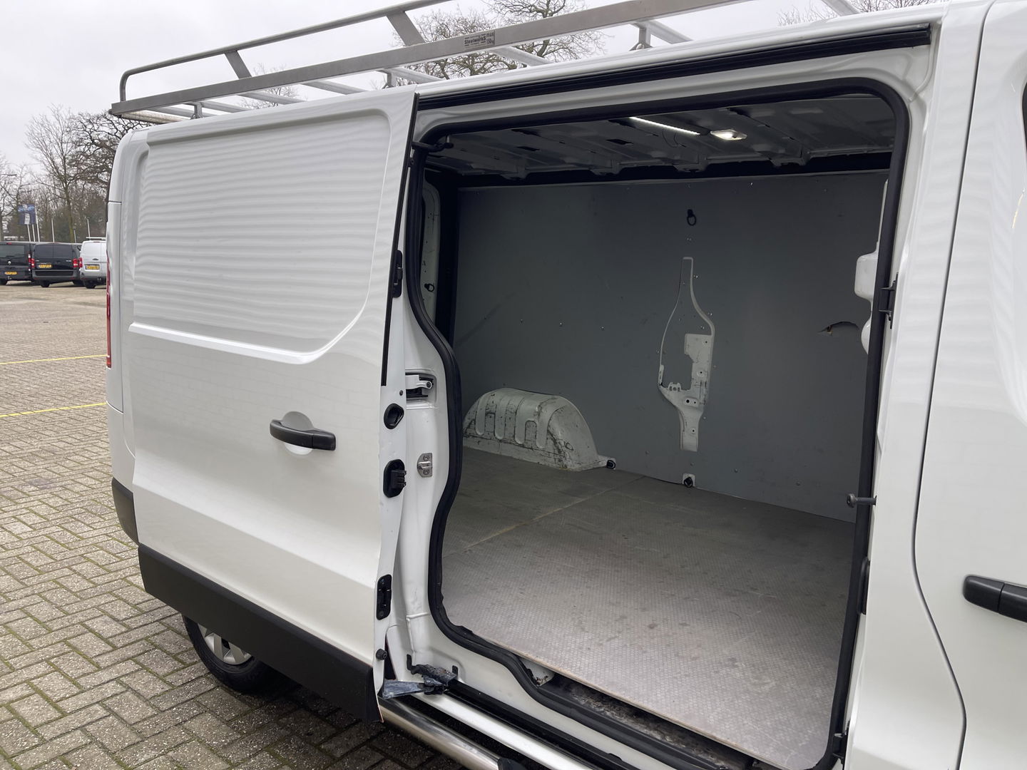 Renault Trafic 2.0 dCi 120pk T29 L2H1 Work Edition / vaste prijs rijklaar € 14.950 ex btw / lease vanaf € 252 / imperial / cruise / airco / navigatie / sidebars / euro 6