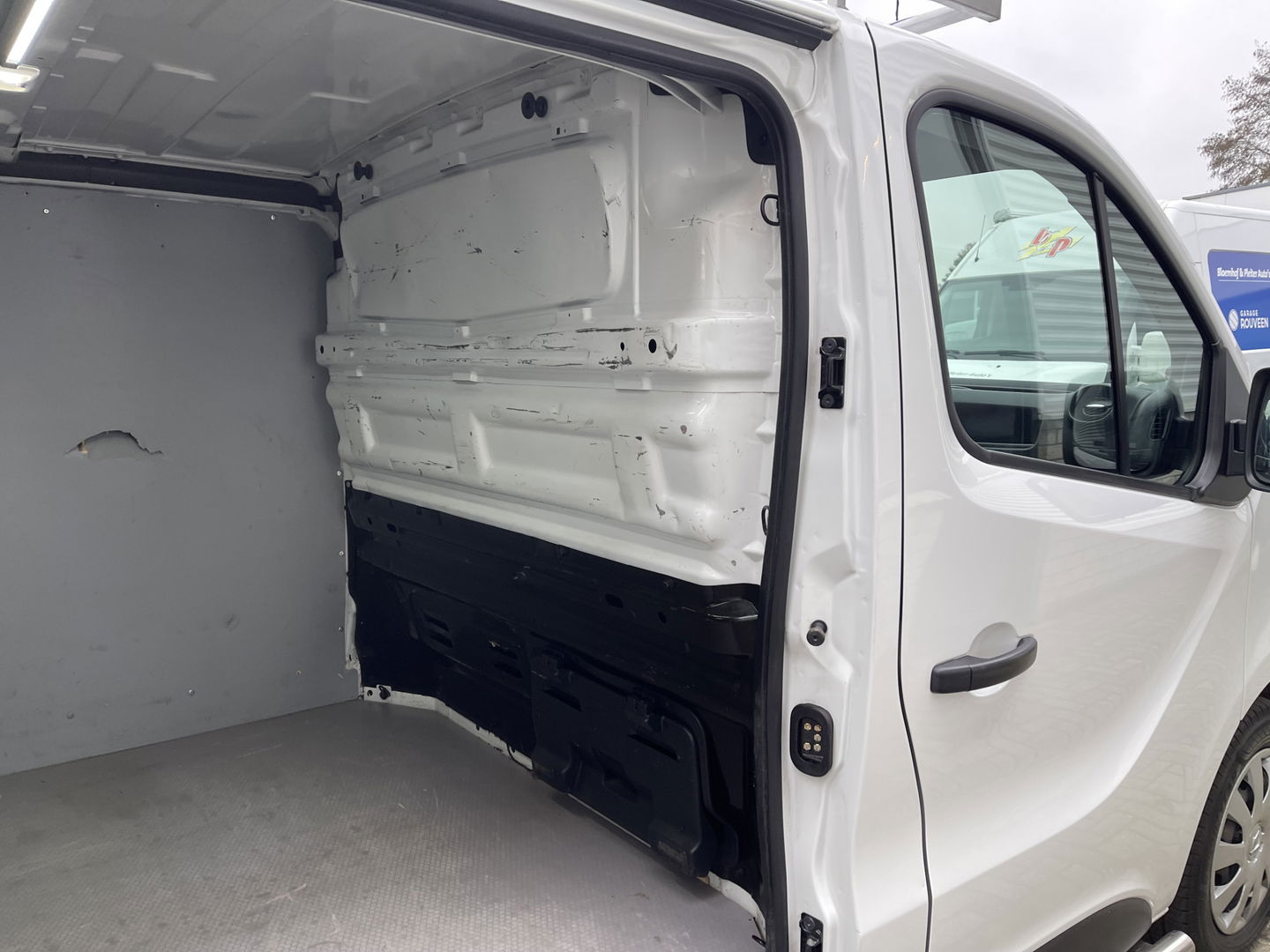 Renault Trafic 2.0 dCi 120pk T29 L2H1 Work Edition / vaste prijs rijklaar € 14.950 ex btw / lease vanaf € 252 / imperial / cruise / airco / navigatie / sidebars / euro 6